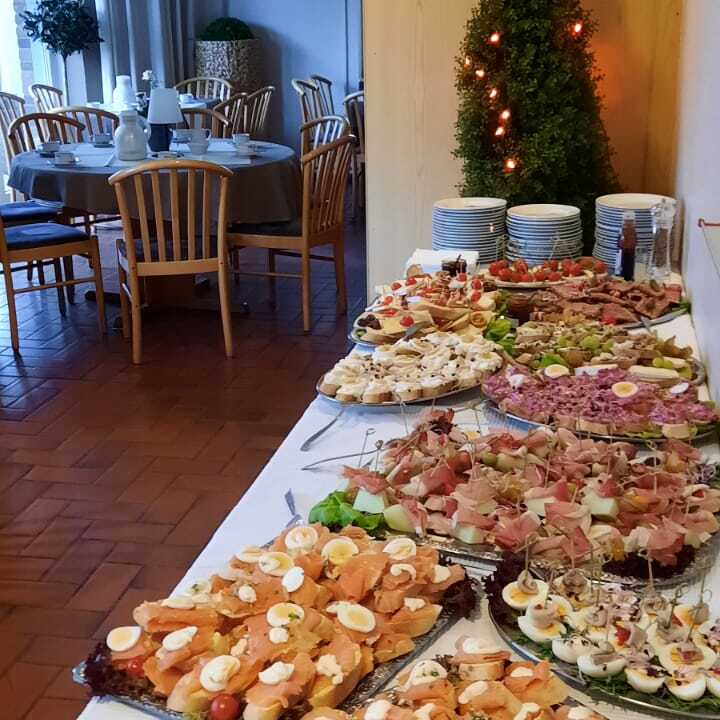 Buffet mit verschiedenen kalten H&auml;ppchen und Snacks auf einem Tisch in einem geschmackvoll eingerichteten Raum.