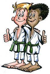 Zwei Cartoon-Jungen in Karate-Uniformen mit gr&uuml;nen G&uuml;rteln zeigen Daumen hoch und l&auml;cheln freundlich.