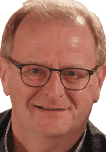 Nahaufnahme eines l&auml;chelnden Mannes mit Brille, kurzem, hellen Haar und heller Haut.