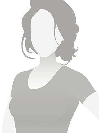 Silhouette einer Frau mit kurzen Haaren, die in einem grauen T-Shirt steht, vor einem wei&szlig;en Hintergrund.