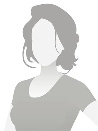 Silhouette einer Frau mit kurzen Haaren, die in einem grauen T-Shirt steht, vor einem wei&szlig;en Hintergrund.