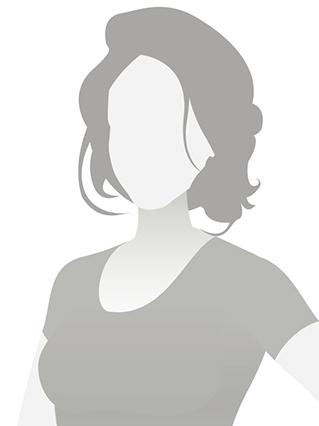 Silhouette einer Frau mit kurzen Haaren, die in einem grauen T-Shirt steht, vor einem wei&szlig;en Hintergrund.