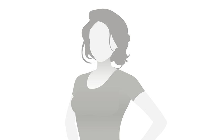 Silhouette einer Frau mit kurzen Haaren, die in einem grauen T-Shirt steht, vor einem wei&szlig;en Hintergrund.